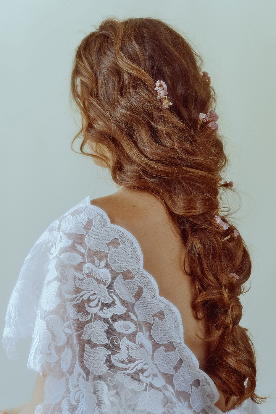 Total-Look-Sposa.-Fiori-tra-i-capelli-per-le-spose-2022-01