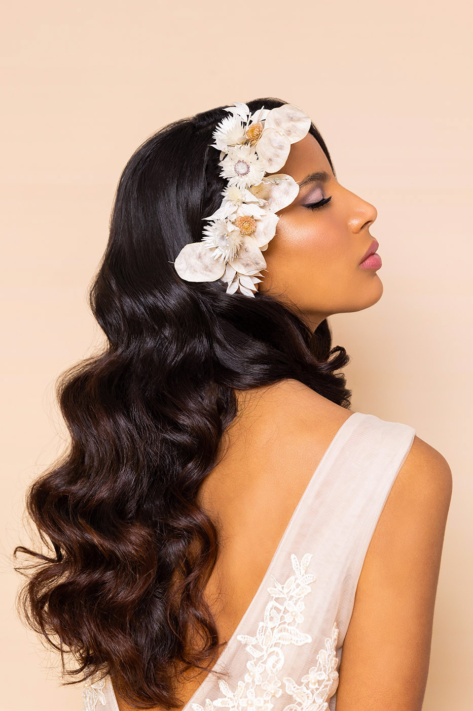 Total-Look-Sposa.-Fiori-tra-i-capelli-per-le-spose-2022-03