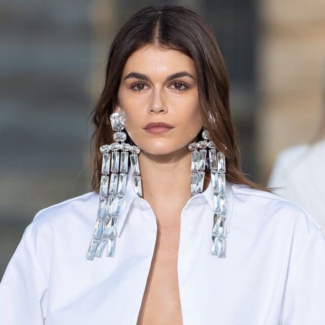 Beyouty Trend: Orecchini.

Per questa stagione la moda invita a lasciare nel cassetto punti luce e micro accessori e puntare su modelli dalle misure vistose ed esagerate da indossare a tutte le ore del giorno e della notte.

Orecchini maxi anche in ufficio e non solo per i party.

Noi siamo assolutamente d’accordo e tu?

#beyouty #beyoutytrend #accessorimoda #moda #fashion #fashionstyle #style #consulentedimmagine #